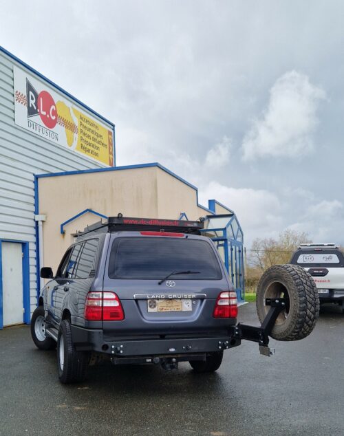 PARE CHOC ARRIERE TOYOTA LAND CRUISER 100 - AVEC ROUE SECOURS DROITE