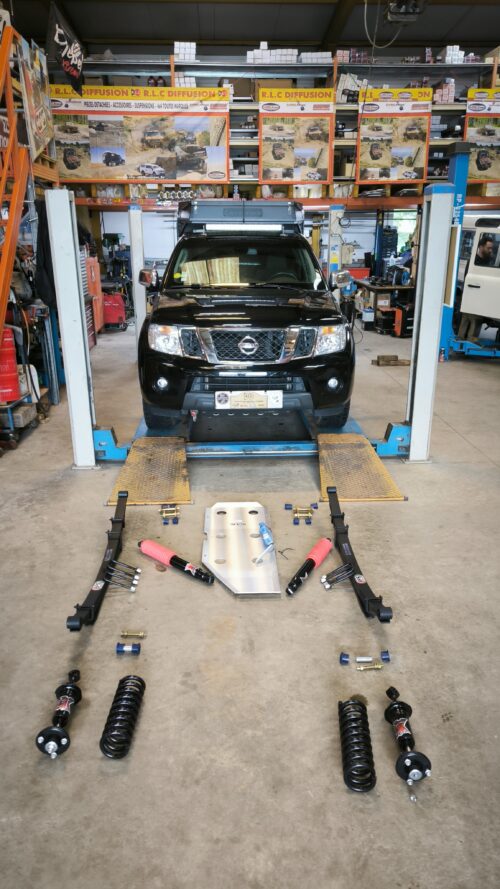 Vue éclatée du kit de suspension installé sur le nissan navarra d40